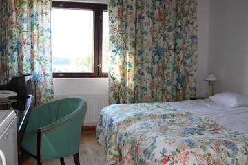 Фото номера Двухместный номер с 2 отдельными кроватями Отель Summer Hotel Tott г. Савонлинна 4