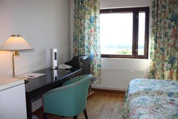 Фото номера Двухместный номер с 2 отдельными кроватями Отель Summer Hotel Tott г. Савонлинна 9